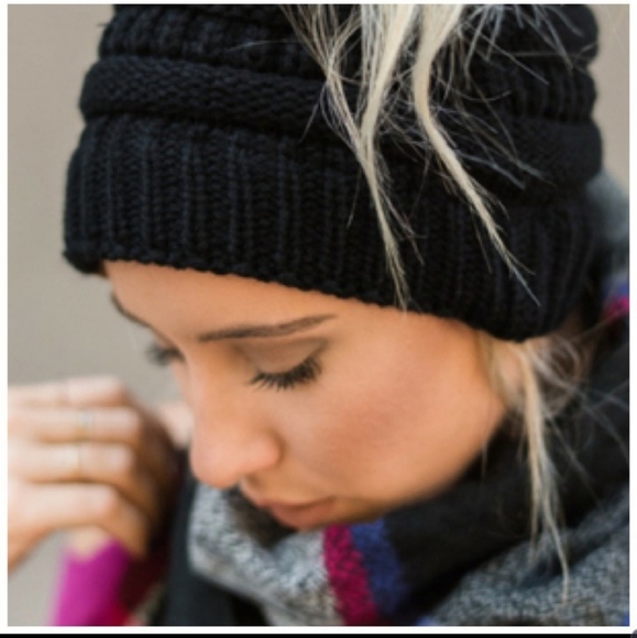 WINTER SALE! KALAVELLA BLACK MESSY BUN BEANIE - Picture 2 of 3